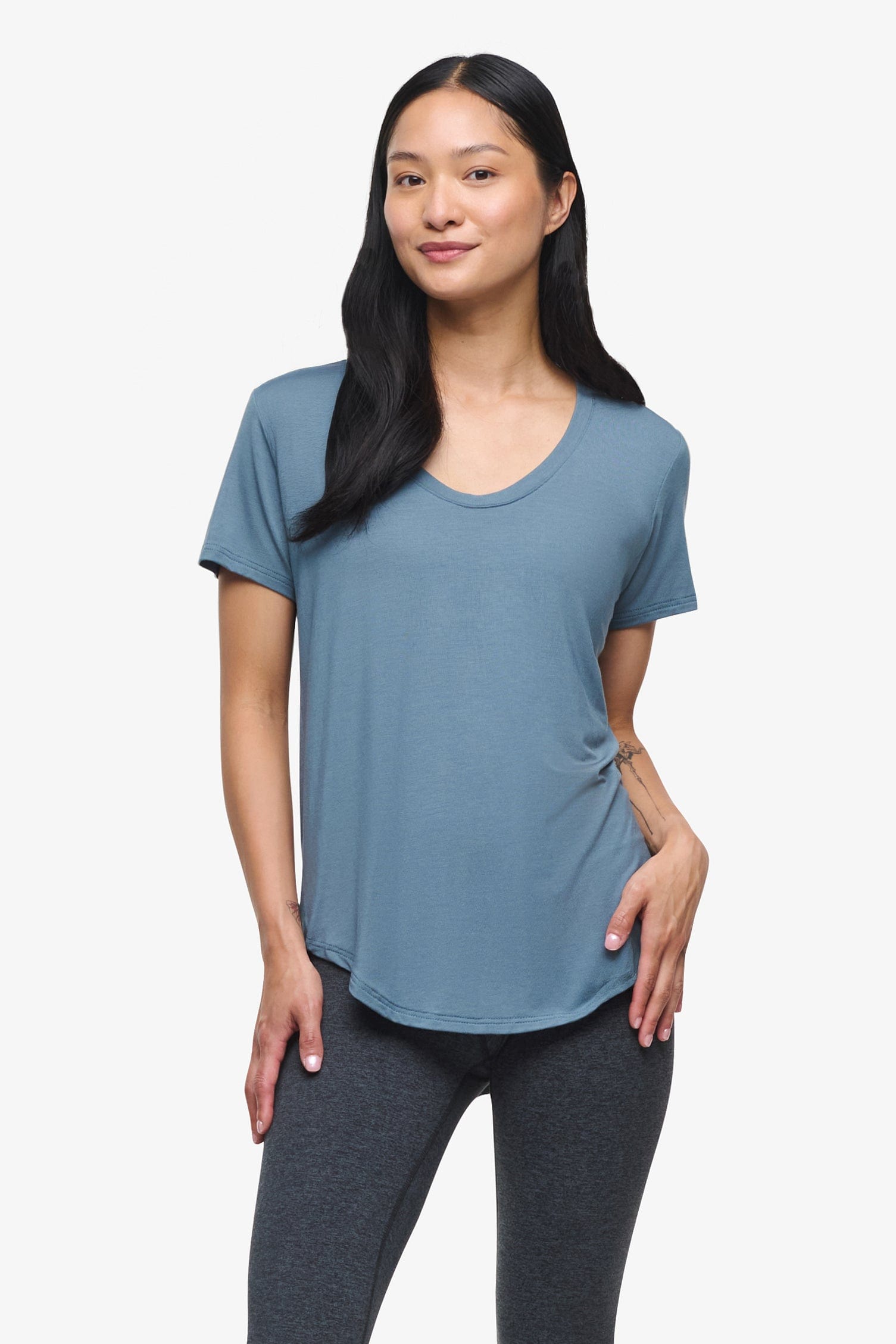 Avery Tee – Women’s Basic T-Shirt in basalt blue | Daub + Design