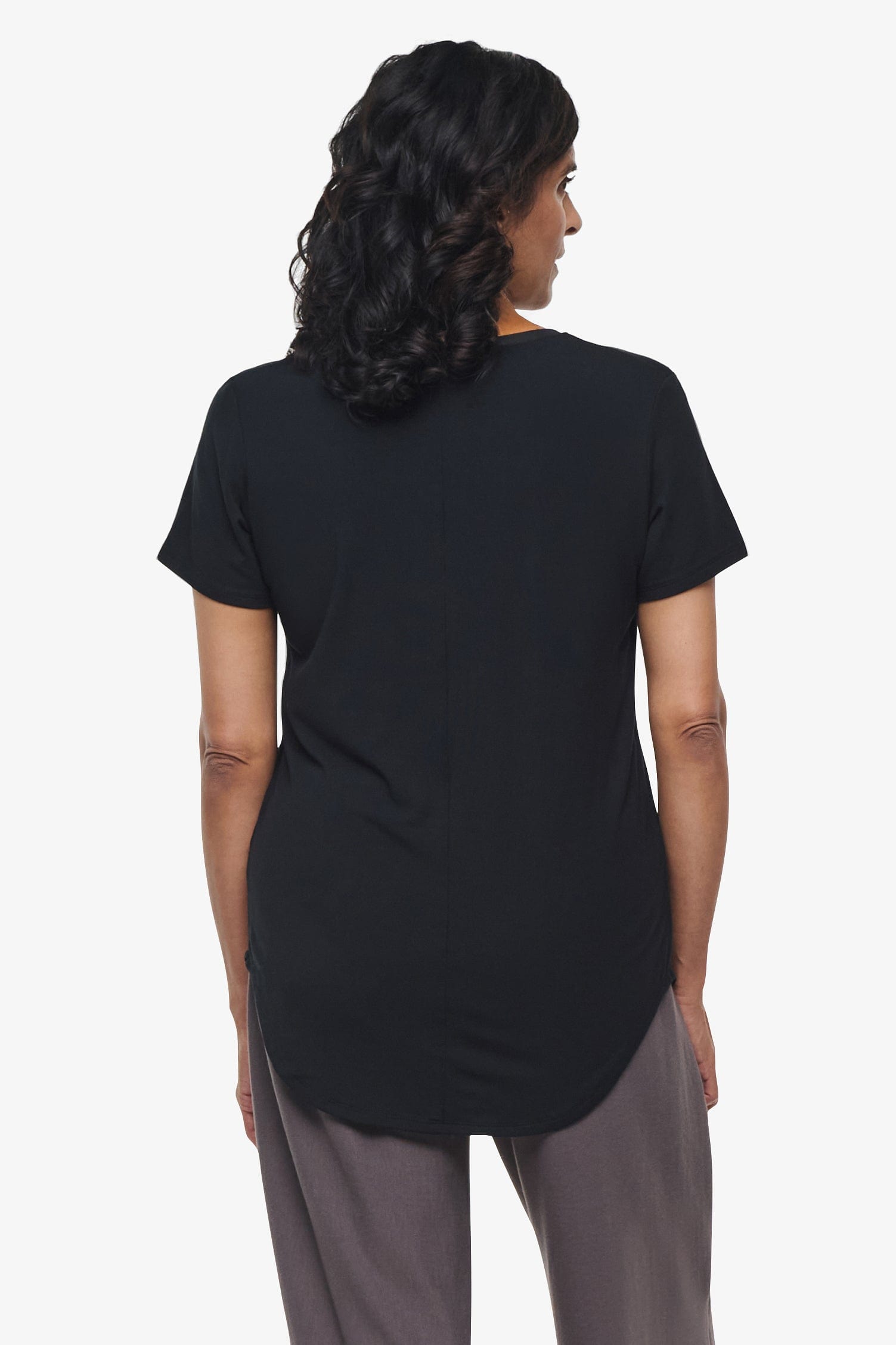 Avery Tee – Women’s Basic T-Shirt in black back | Daub + Design