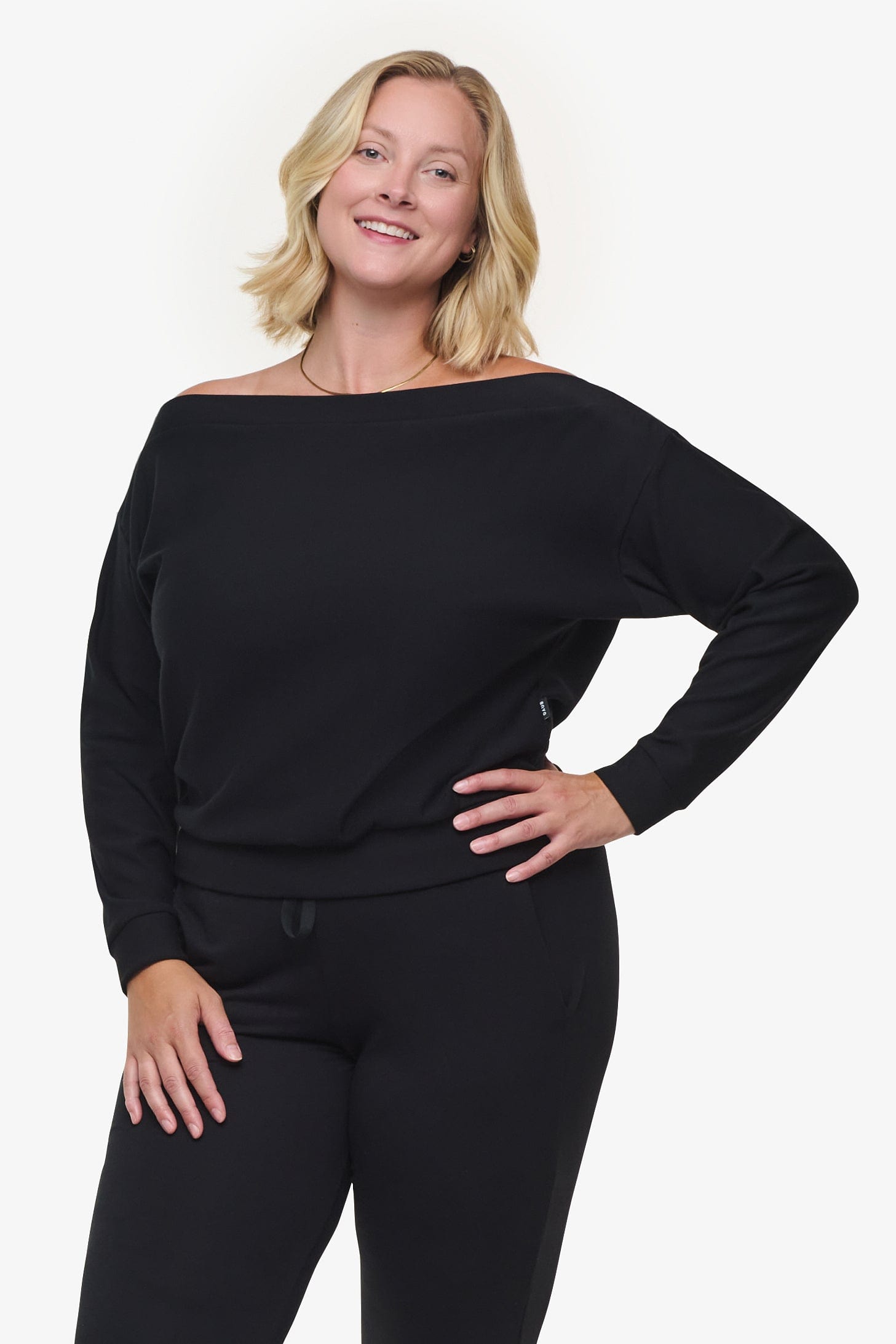 Boatneck Sweatshirt - Woman off shoulder sweatshirt in black front | Daub & Design