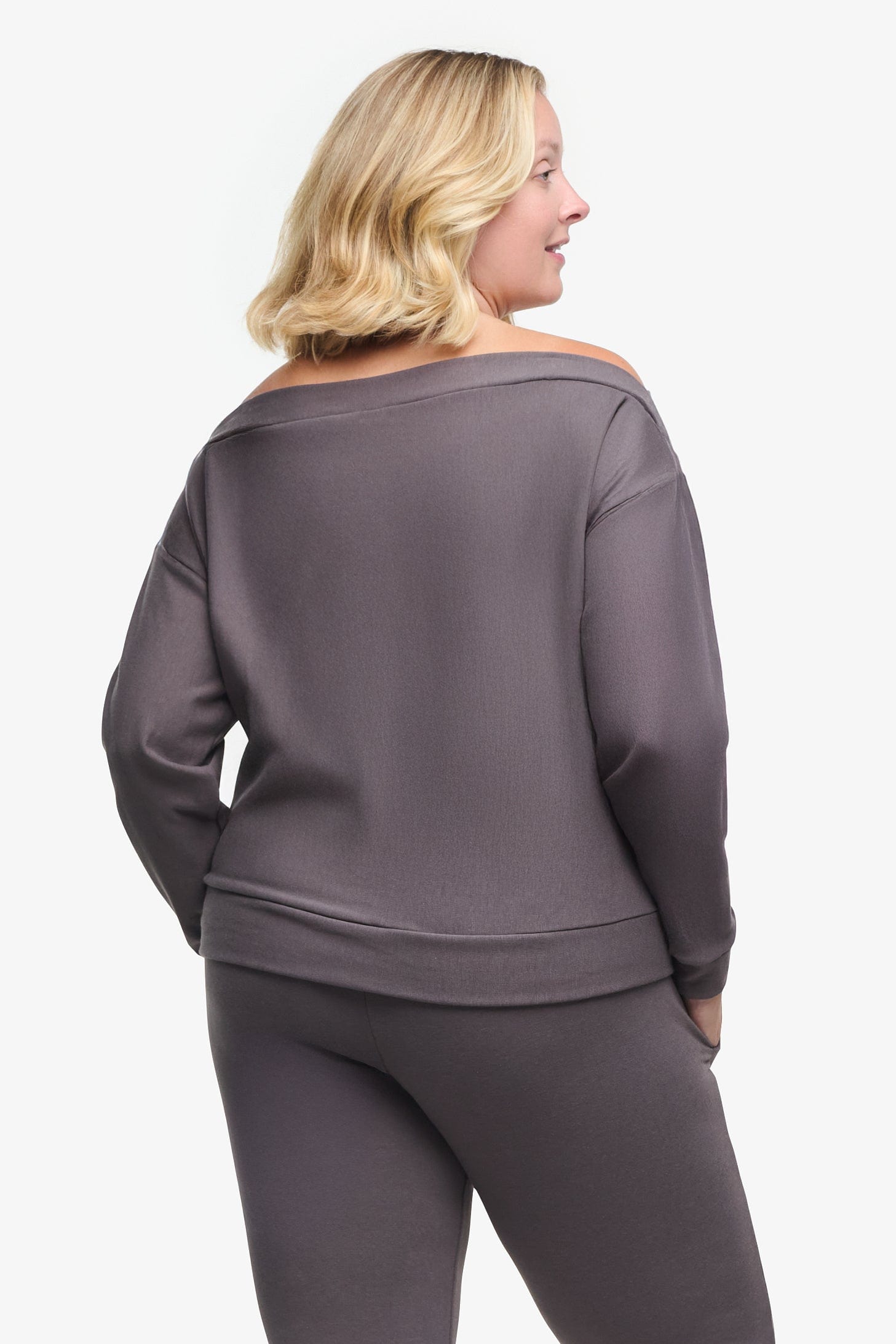 Boatneck Sweatshirt - Woman off shoulder sweatshirt in warm grey back | Daub & Design
