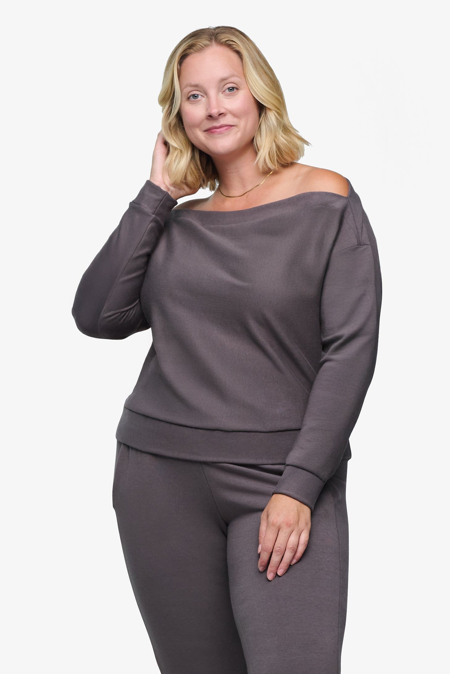 Boatneck Sweatshirt - Woman off shoulder sweatshirt in warm grey front | Daub & Design