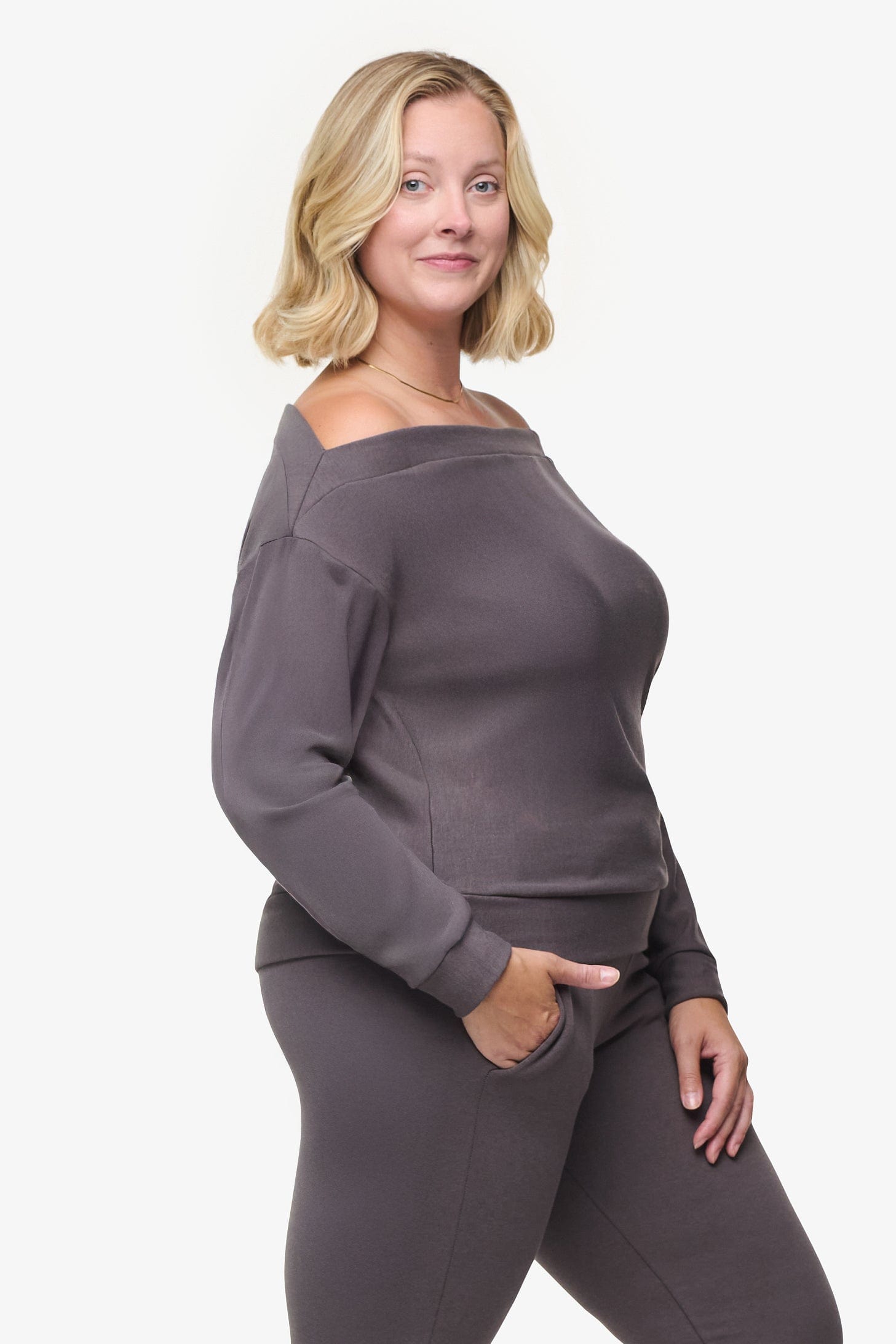 Boatneck Sweatshirt - Woman off shoulder sweatshirt in warm grey side | Daub & Design