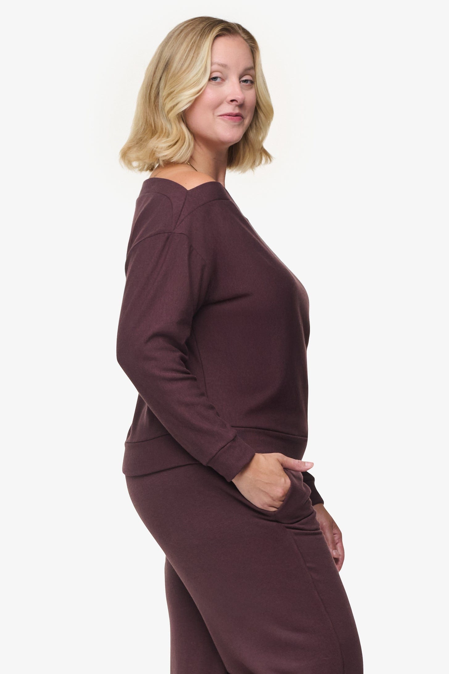 Boatneck Sweatshirt - Woman off shoulder sweatshirt in brown side | Daub & Design