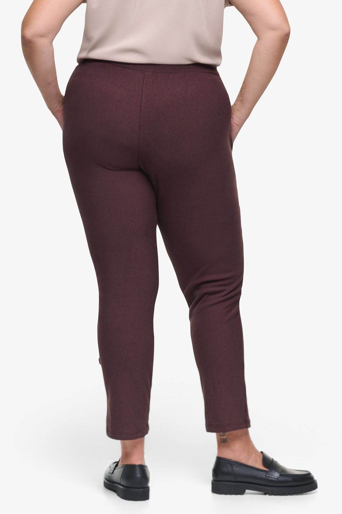 Knox Straight Leg Pant - Woman Fleece Straight Leg Pant with pockets in Brown | Daub & Design