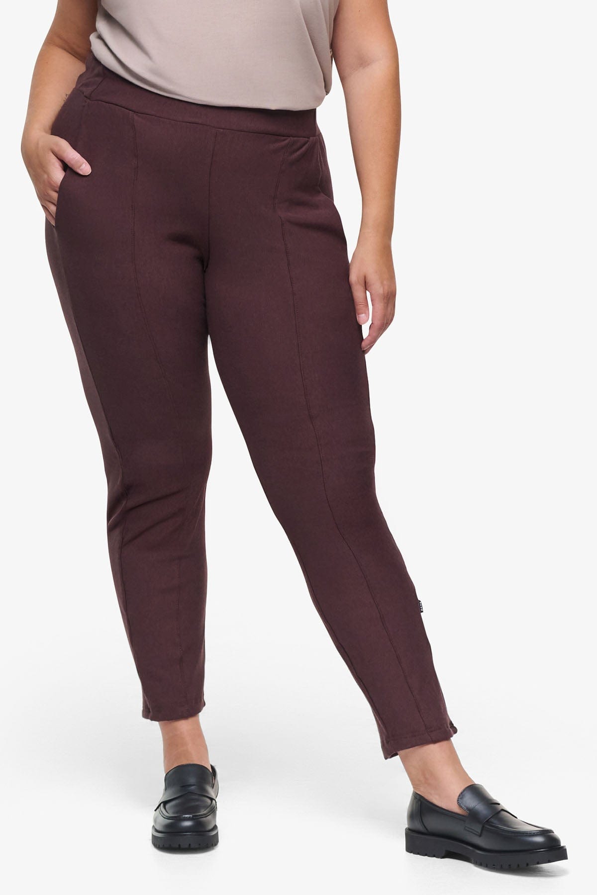 Knox Straight Leg Pant - Woman Fleece Straight Leg Pant with pockets in Brown | Daub & Design