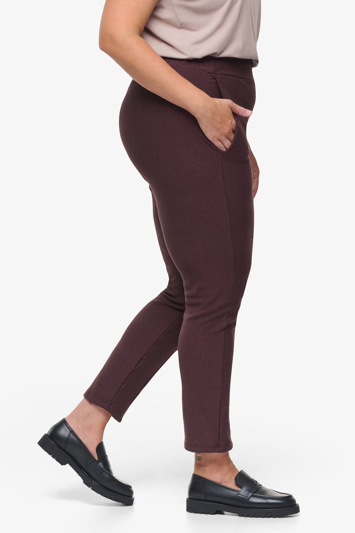 Knox Straight Leg Pant - Woman Fleece Straight Leg Pant with pockets in Brown | Daub & Design