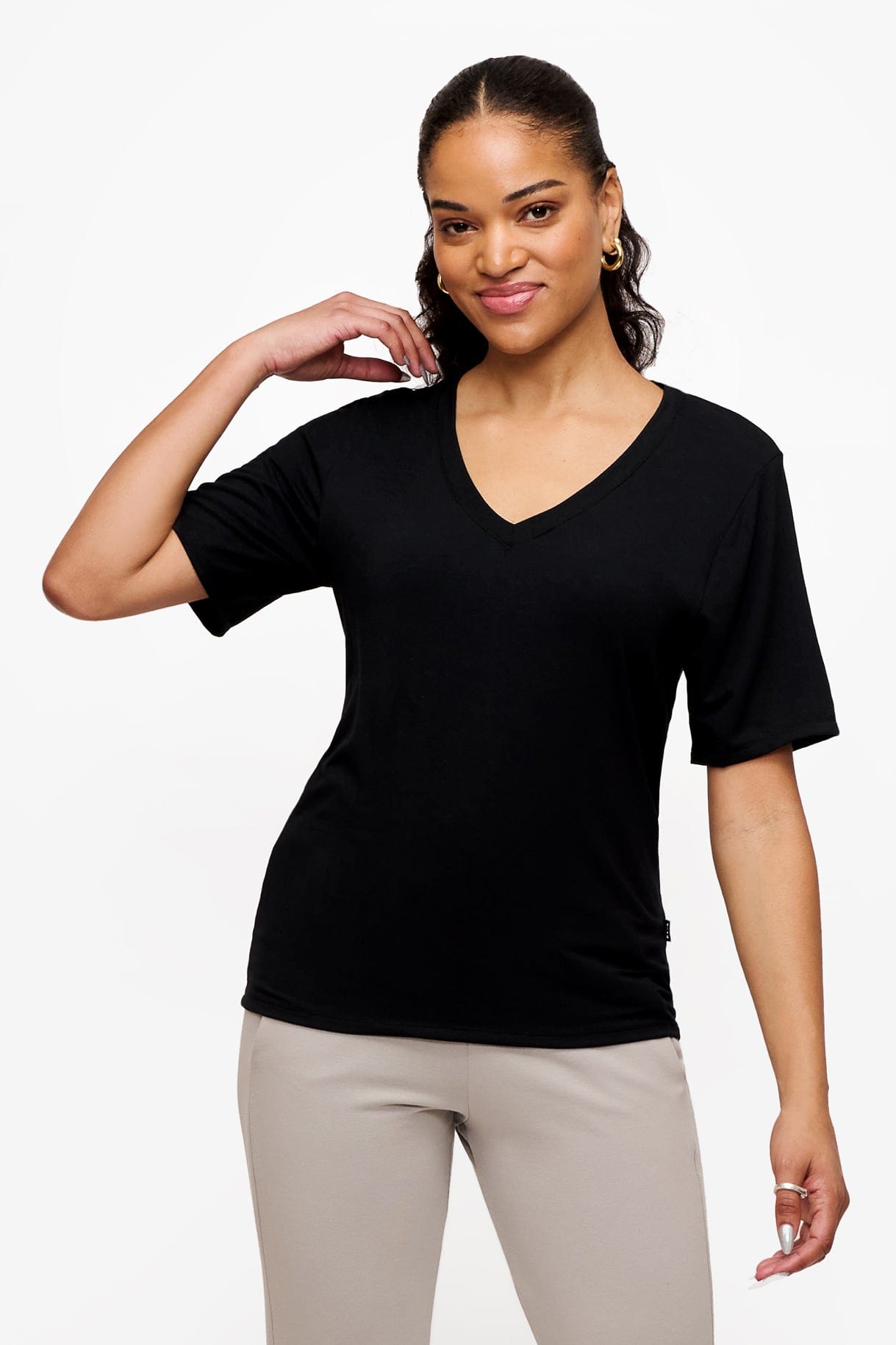 woman wearing black v-neck short sleeve t-shirt