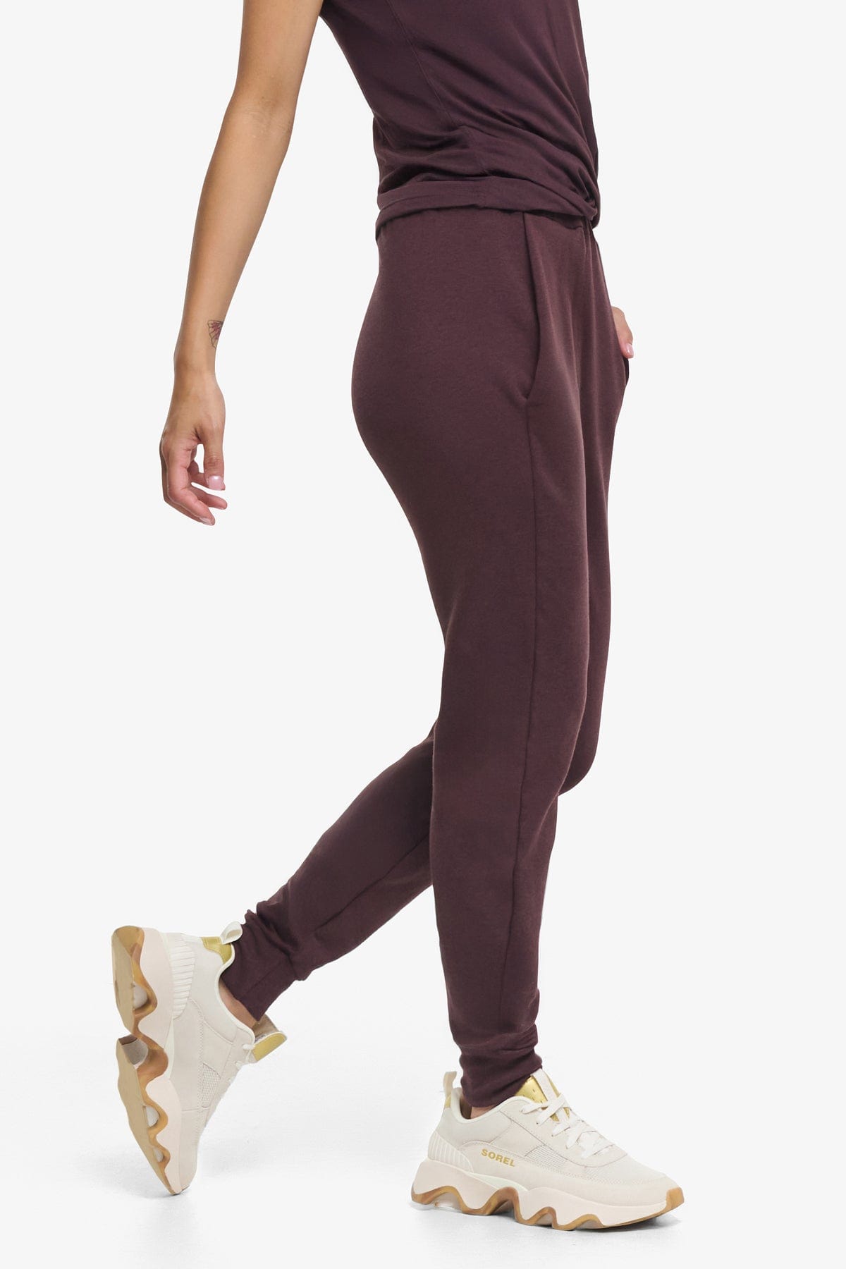 Freedom Jogger - Woman Fleece Jogger with pockets in Brown | Daub & Design