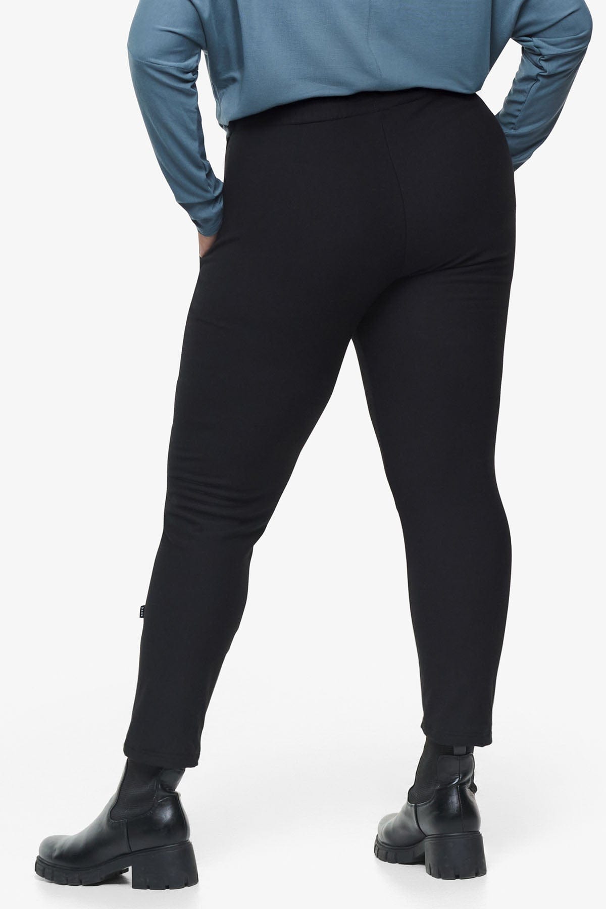 Knox Straight Leg Pant - Woman Fleece Straight Leg Pant with pockets in Black | Daub & Design