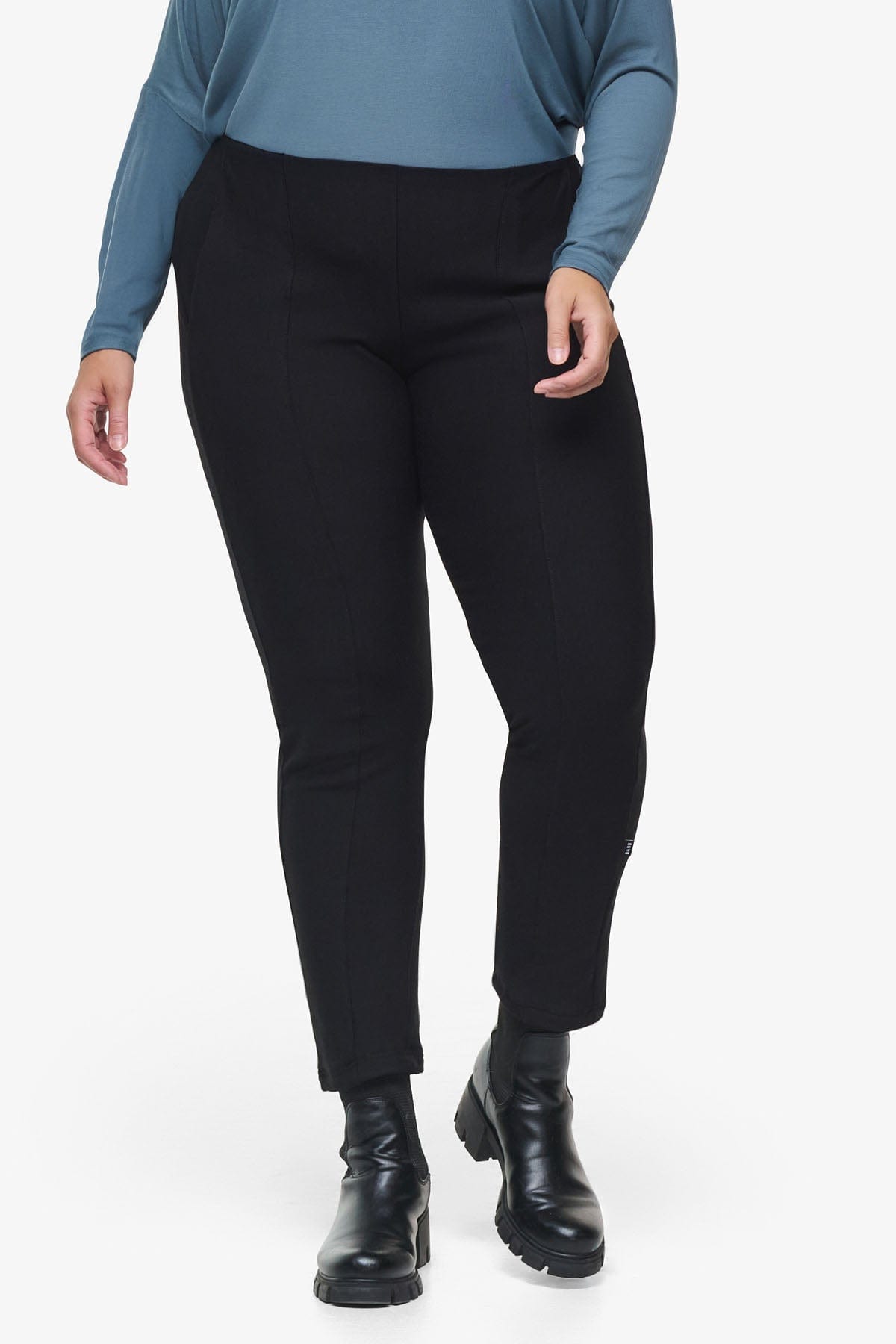 Knox Straight Leg Pant - Woman Fleece Straight Leg Pant with pockets in Black | Daub & Design
