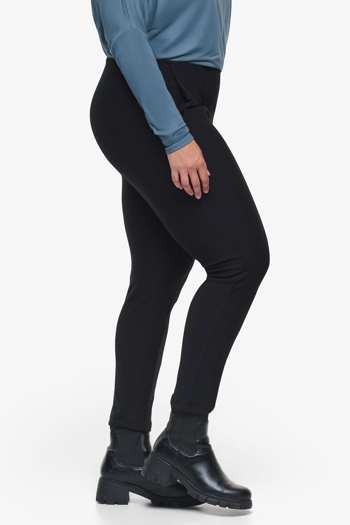 Knox Straight Leg Pant - Woman Fleece Straight Leg Pant with pockets in Black | Daub & Design