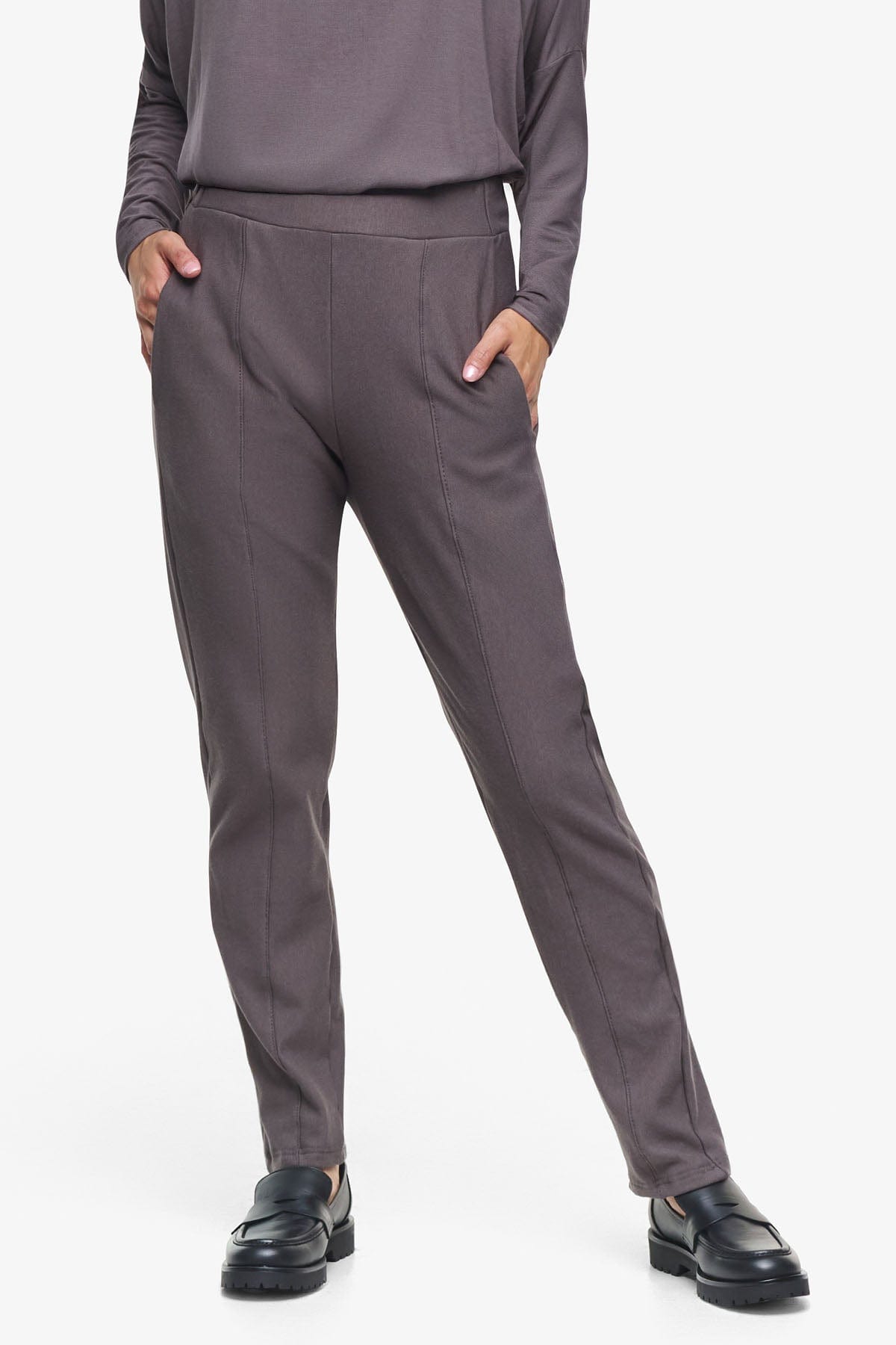 Knox Straight Leg Pant - Woman Fleece Straight Leg Pant with pockets in Grey | Daub & Design