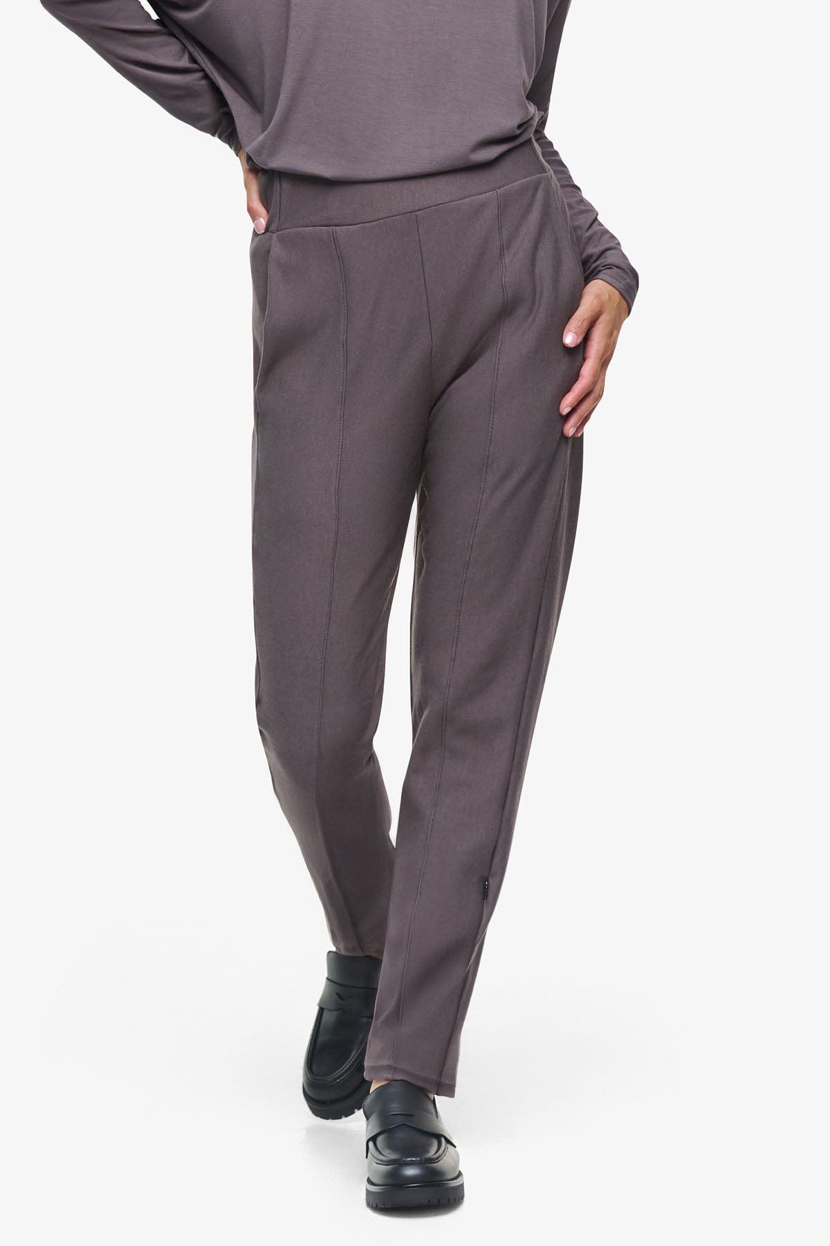 Knox Straight Leg Pant - Woman Fleece Straight Leg Pant with pockets in Grey | Daub & Design