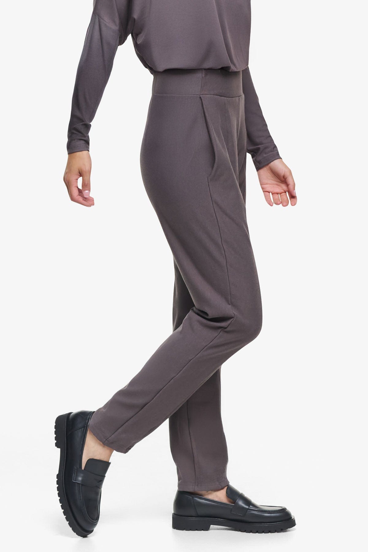 Knox Straight Leg Pant - Woman Fleece Straight Leg Pant with pockets in Grey | Daub & Design