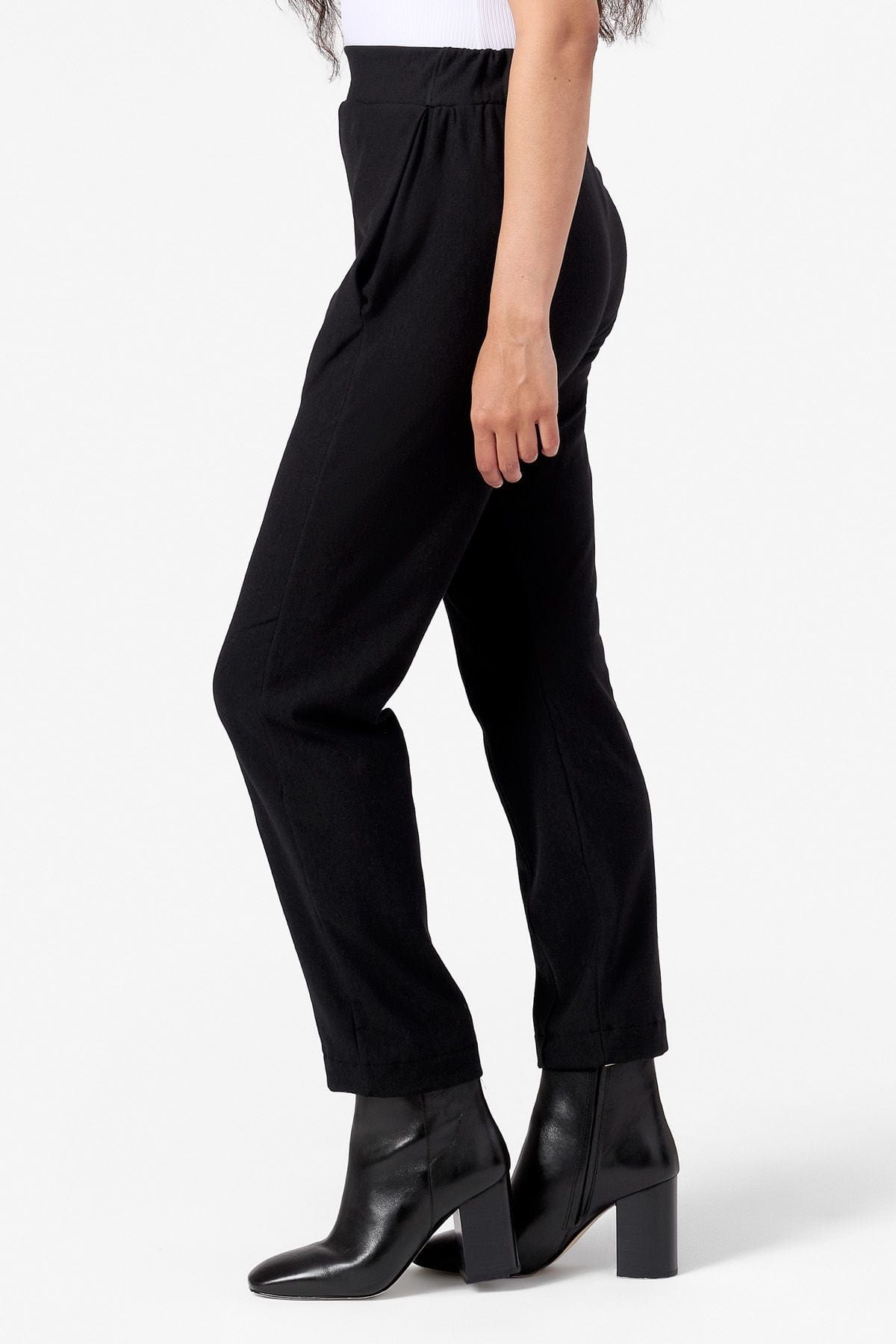Knox Straight Leg Pant - Woman Fleece Straight Leg Pant with pockets in Black | Daub & Design