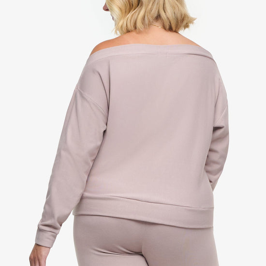 Boatneck Sweatshirt - Woman off shoulder sweatshirt in beige back | Daub & Design