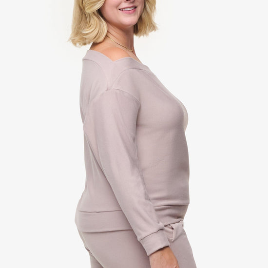 Boatneck Sweatshirt - Woman off shoulder sweatshirt in beige side | Daub & Design