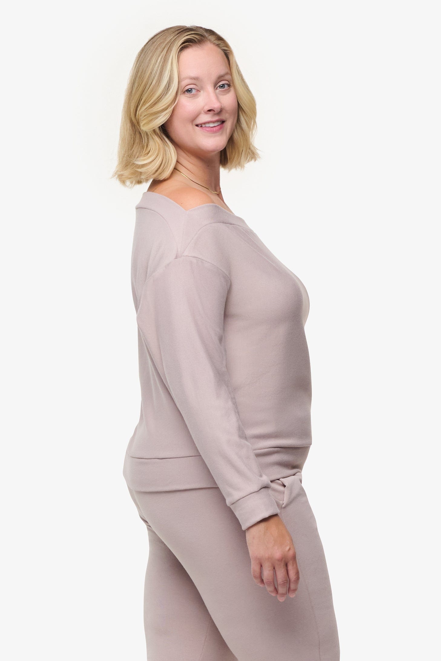 Boatneck Sweatshirt - Woman off shoulder sweatshirt in beige side | Daub & Design