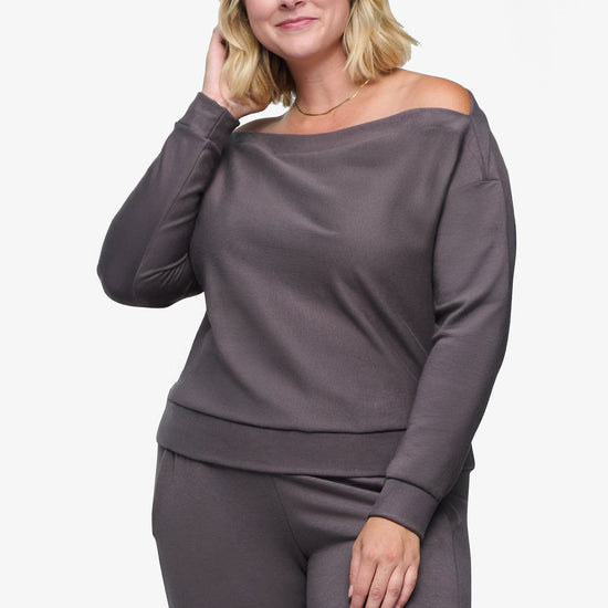 Boatneck Sweatshirt - Woman off shoulder sweatshirt in warm grey front | Daub & Design