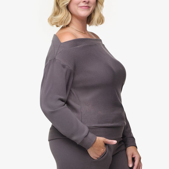 Boatneck Sweatshirt - Woman off shoulder sweatshirt in warm grey side | Daub & Design