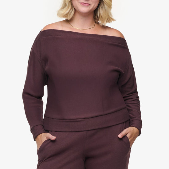 Boatneck Sweatshirt - Woman off shoulder sweatshirt in brown | Daub & Design