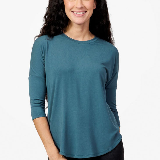 Woman wearing a Teal 3/4 length sleeve shirt