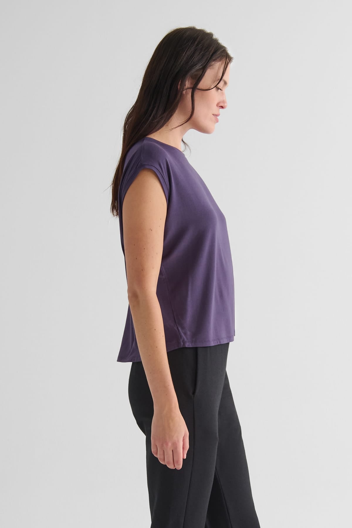 Box Tee - Women's Basic T-Shirt in Aubergine Purple | DAUB