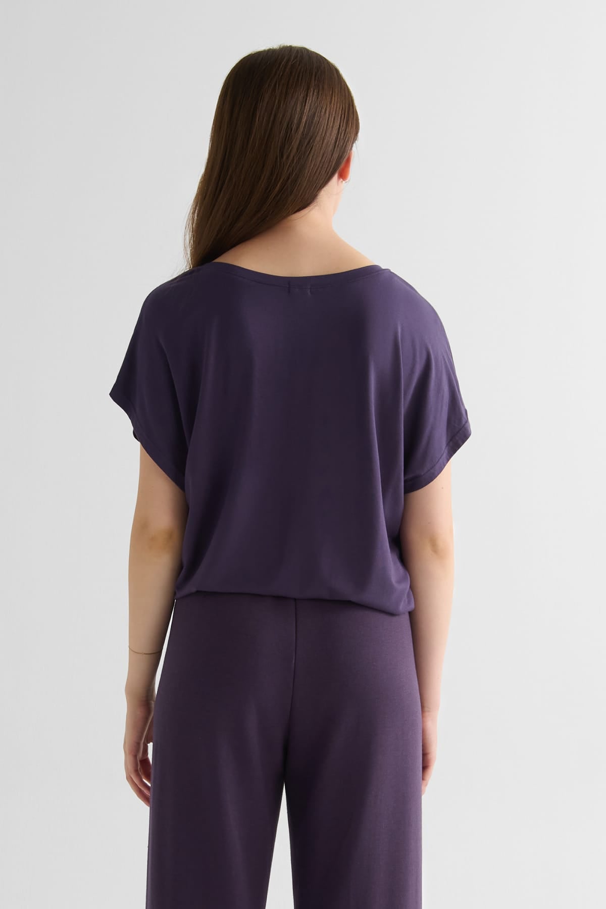 Trinity Tee - Women's Basic V-Neck T-Shirt in Aubergine Purple | DAUB