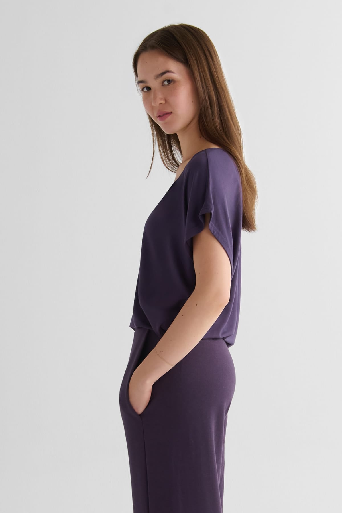 Trinity Tee - Women's Basic V-Neck T-Shirt in Aubergine Purple | DAUB