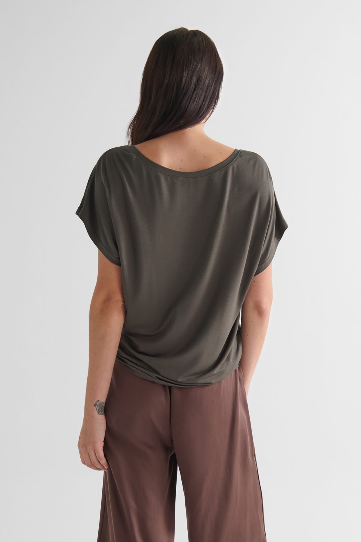 Trinity Tee - Women's Basic V-Neck T-Shirt in Spruce Green | DAUB