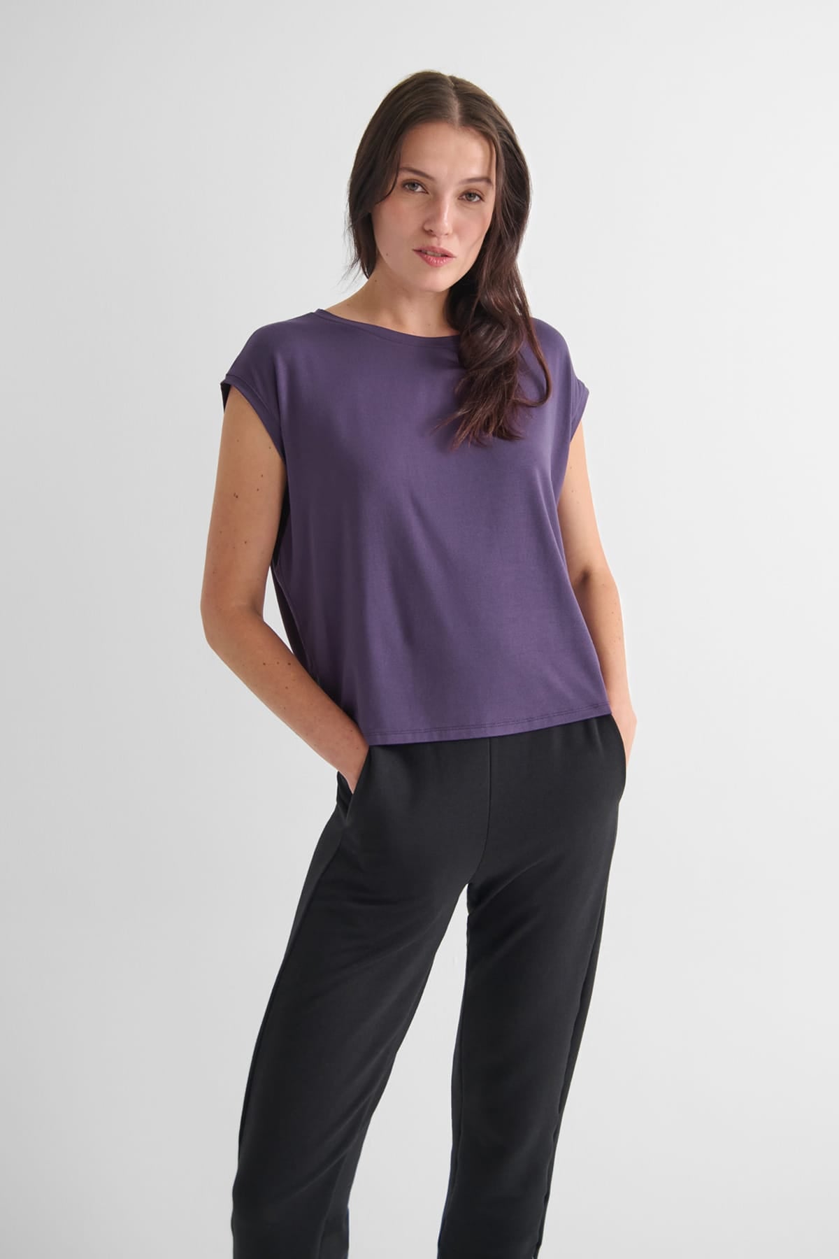 Box Tee - Women's Basic T-Shirt in Aubergine Purple | DAUB