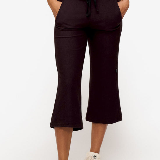 woman wearing brown cropped sweatpants with drawstring 