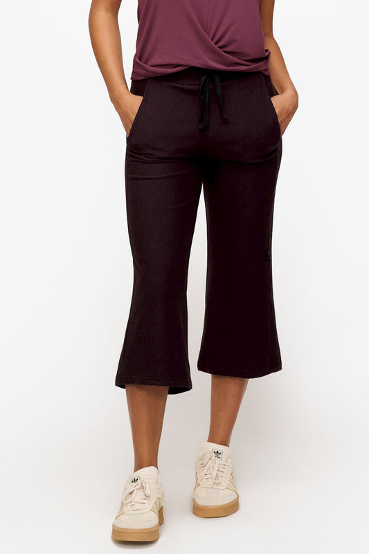 woman wearing brown cropped sweatpants with drawstring 