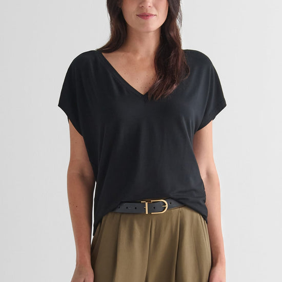 Trinity Tee - Women's Basic V-Neck T-Shirt in Black | DAUB