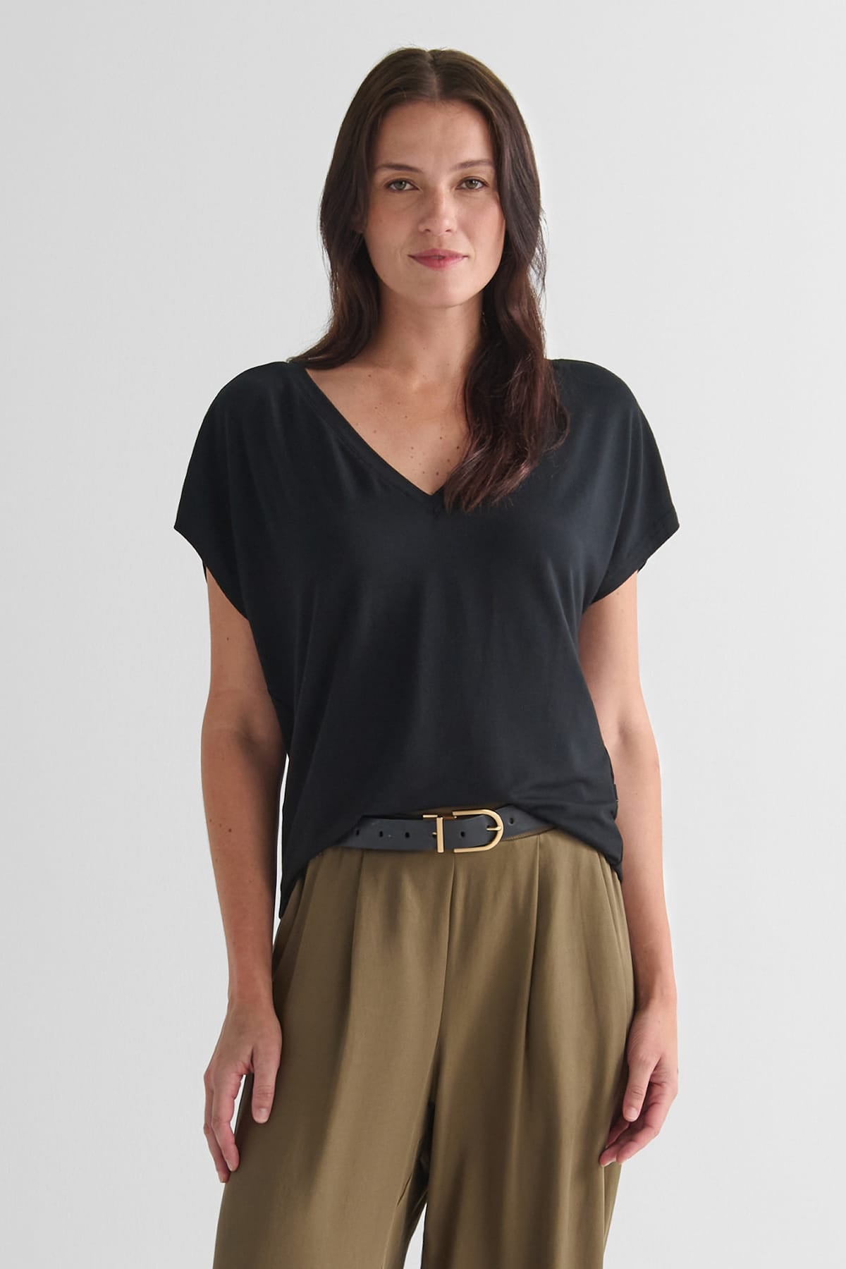 Trinity Tee - Women's Basic V-Neck T-Shirt in Black | DAUB