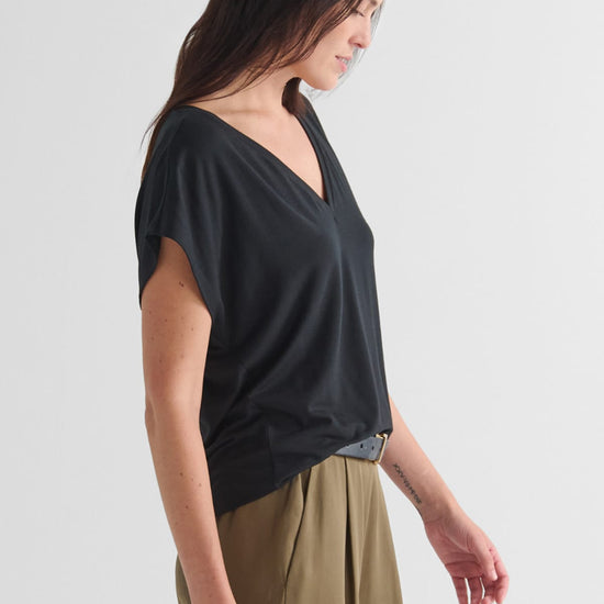 Trinity Tee - Women's Basic V-Neck T-Shirt in Black | DAUB