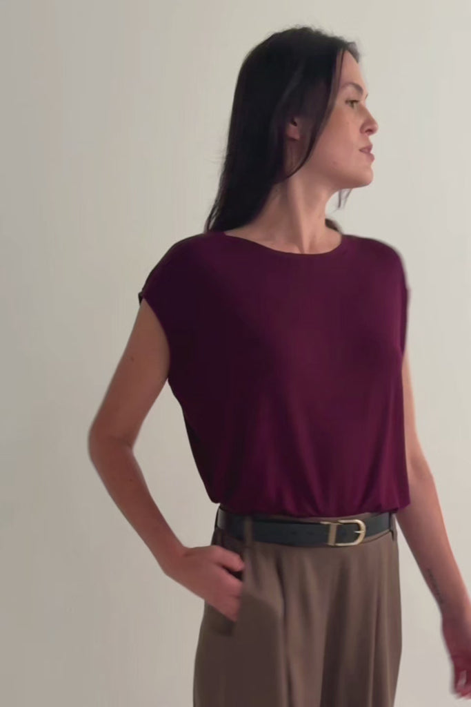Box Tee - Women's Basic T-Shirt in Syrah Burgundy - Video | DAUB