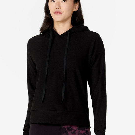 Woman wearing a black hoodie with leggings